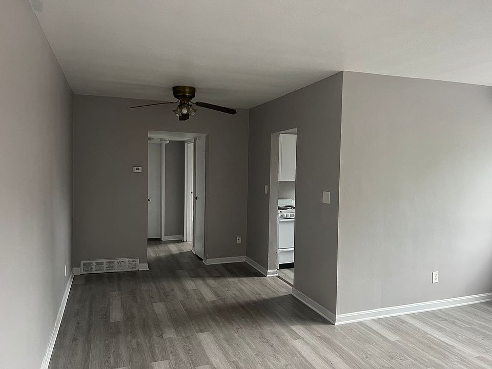 Dining Room + Entrance to Kitchen
(Comedor y entrada a la cocina)