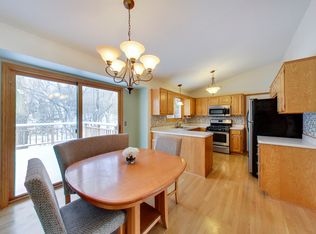 690 Bighorn Dr, Chanhassen, MN 55317