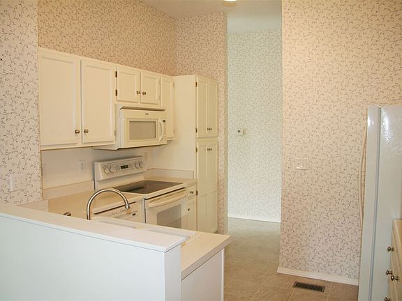 4th image of 600 E Winslow Farm Dr