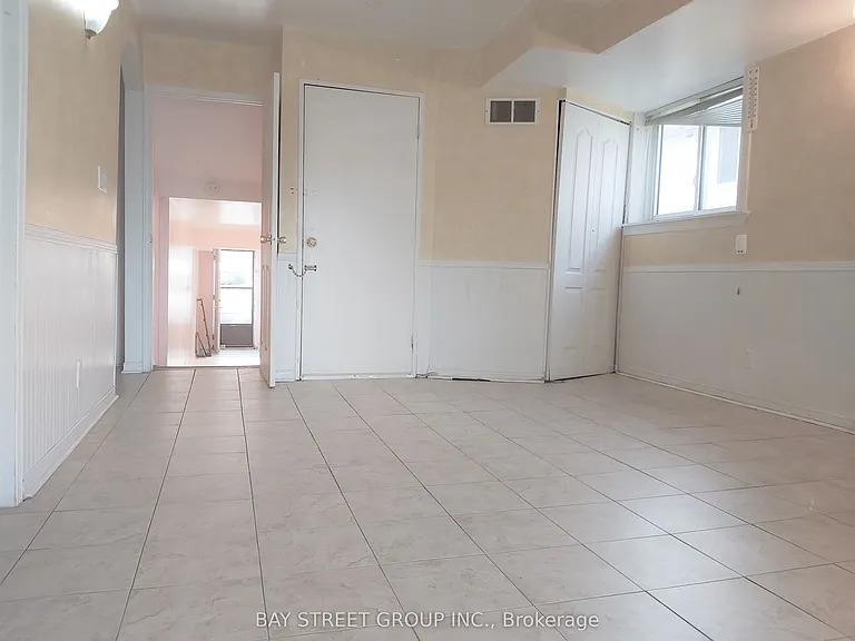 72 Parkdene Ct E #LOWER — Photo 5