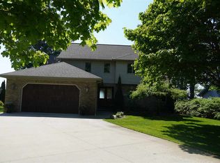 101 Silver Dr, Houghton Lake, MI 48629