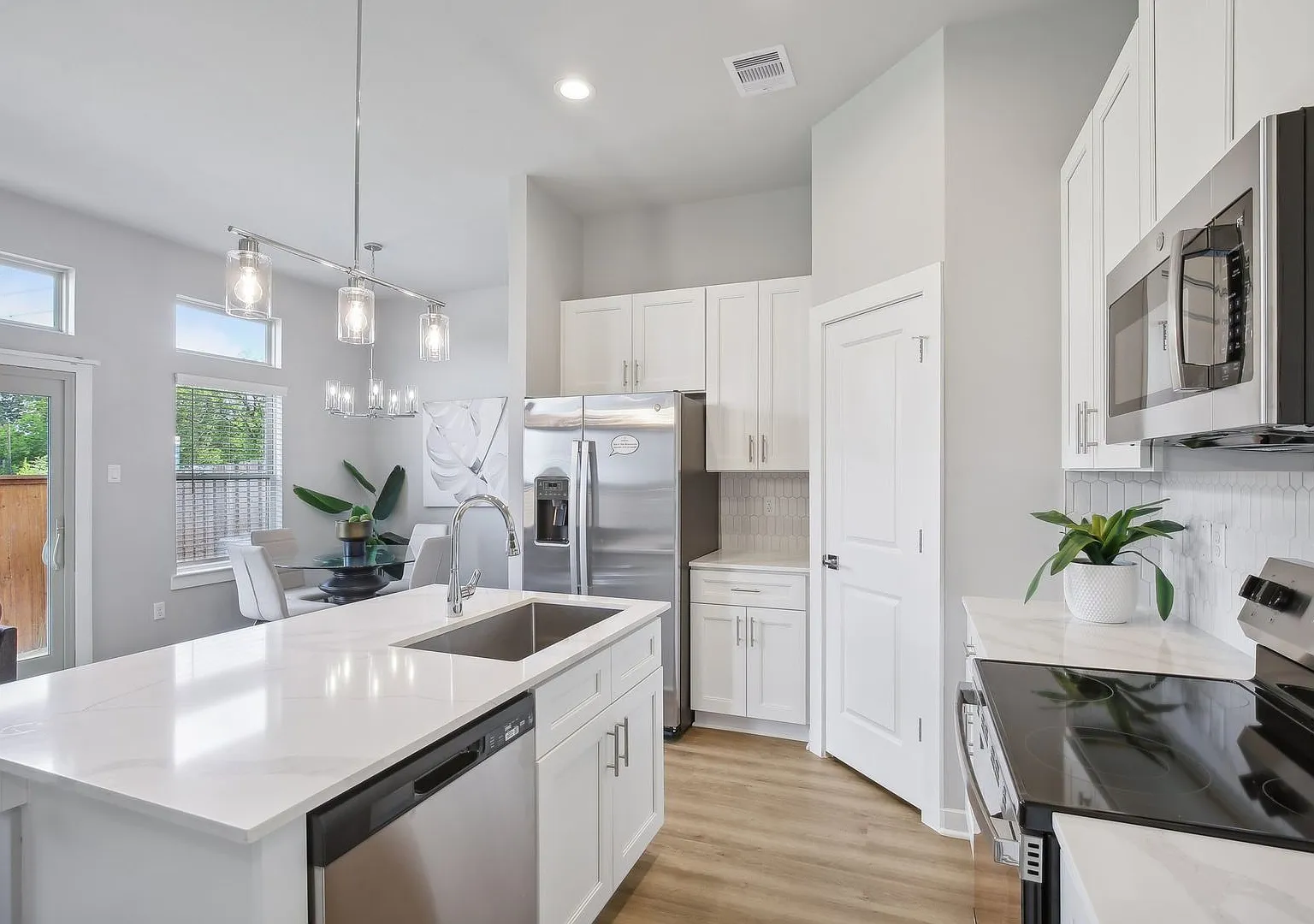 Retreat 3Beds | 2.5Baths — Photo 4