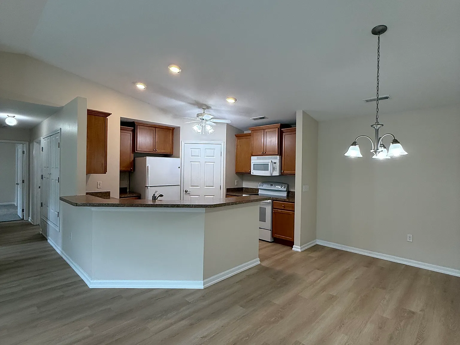 Wales Crossing Apartments — Photo 4