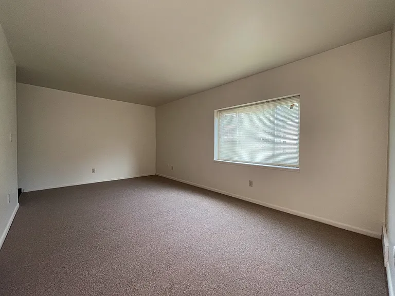 Oak Creek Apartments — Photo 30