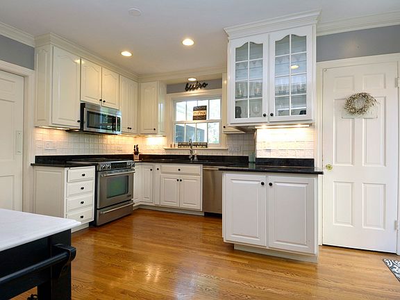 3rd image of 636 S Belmont Ave