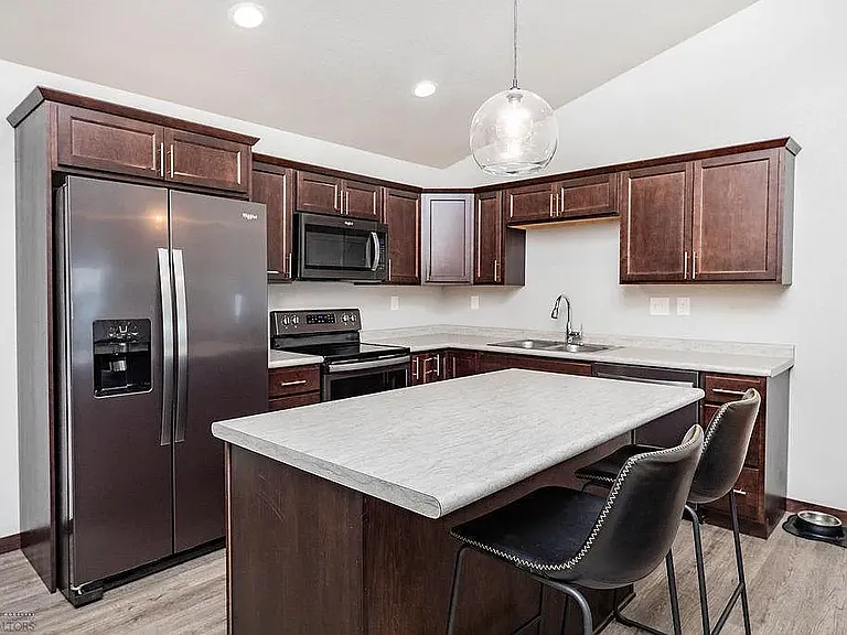 1063 Barnes Dr W — Photo 5
