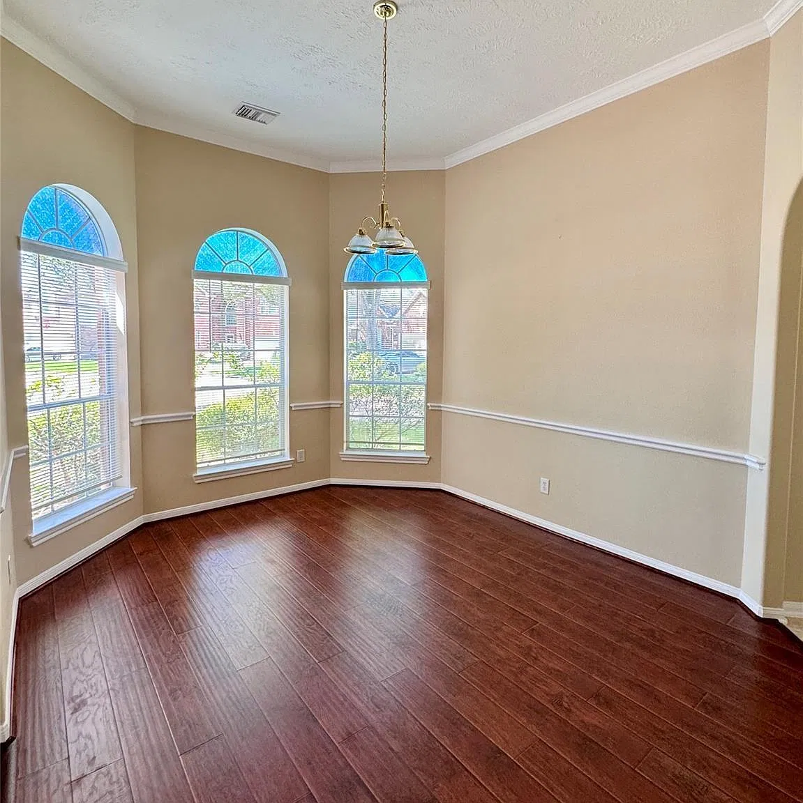 3 bed, 2.5 bath, 2308 sqft, $2,380 — Photo 2