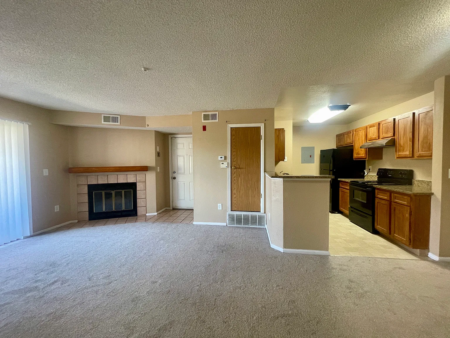 2 bed, 895 sqft, $1,699 — Photo 2
