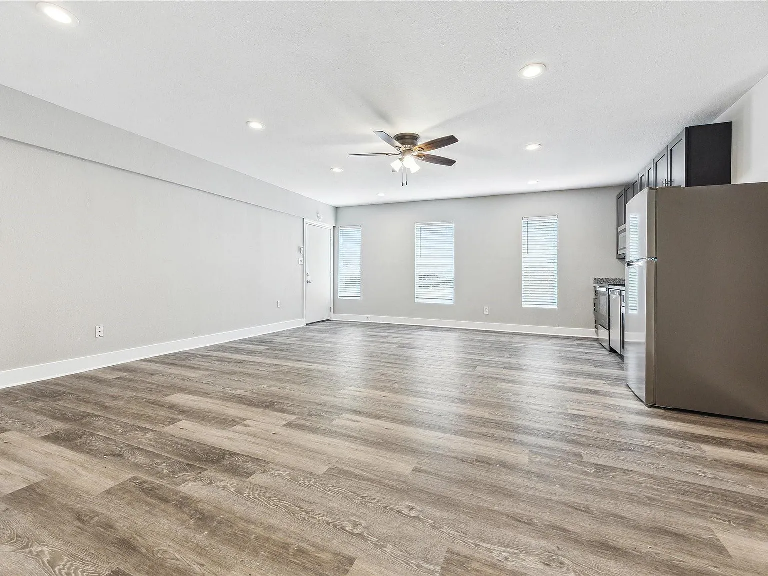 Studio, 1.0 bath, 350 sqft, $895 — Photo 4