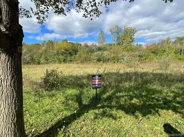 4453 Market Pl, Flint, MI 48506