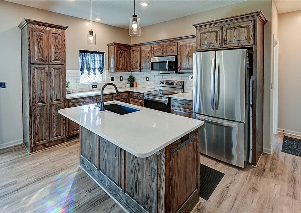 1st image of 947 N White Oaks Ln