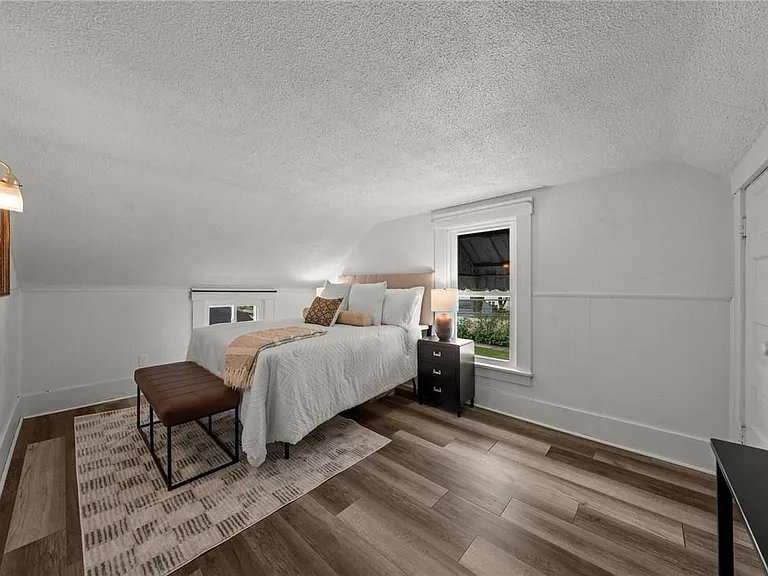 624 Broadway St E — Photo 12