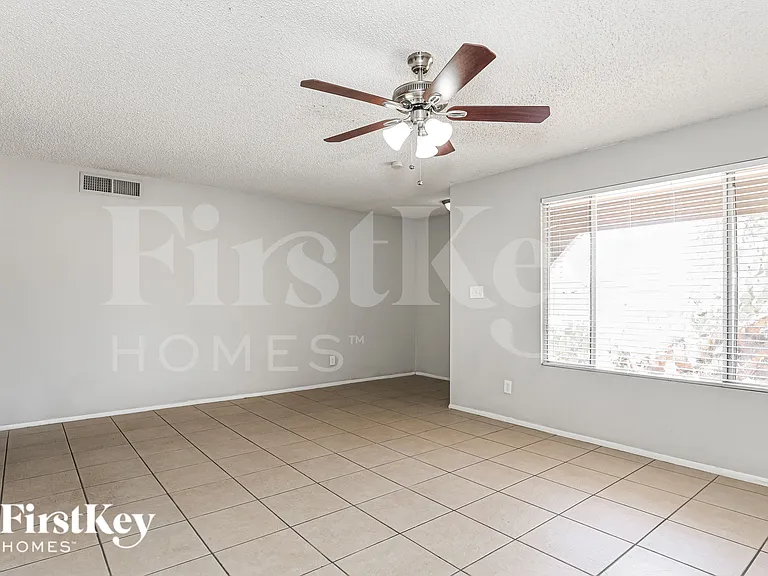 1918 E Watson Dr — Photo 2