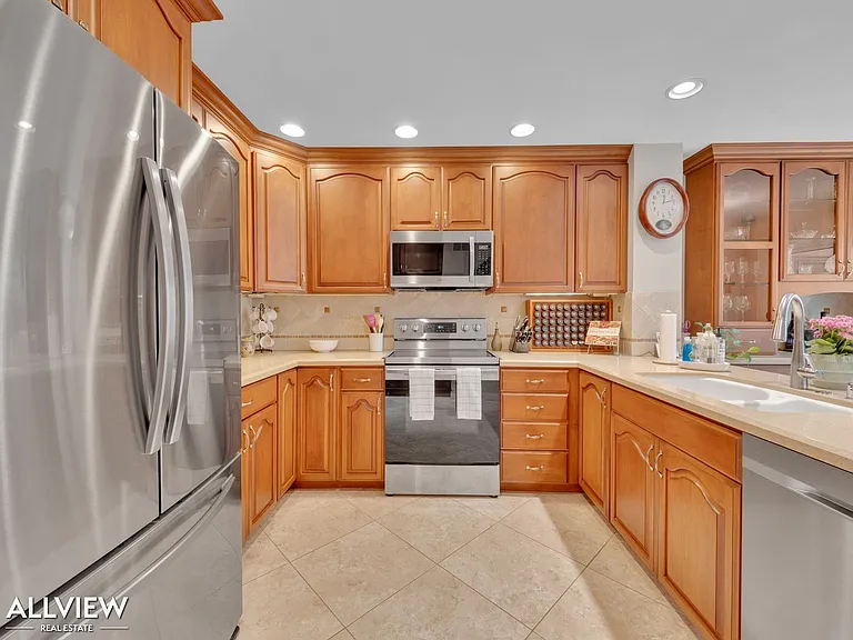 17547 Devereux Rd — Photo 2