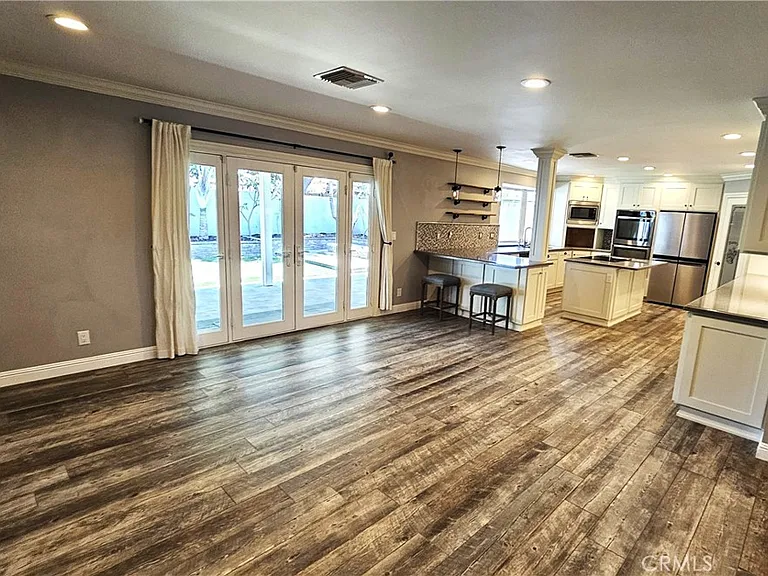 1124 W Woodcrest Ave — Photo 12