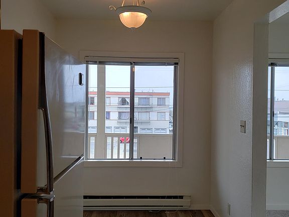 4th image of 3855 Irving St #21