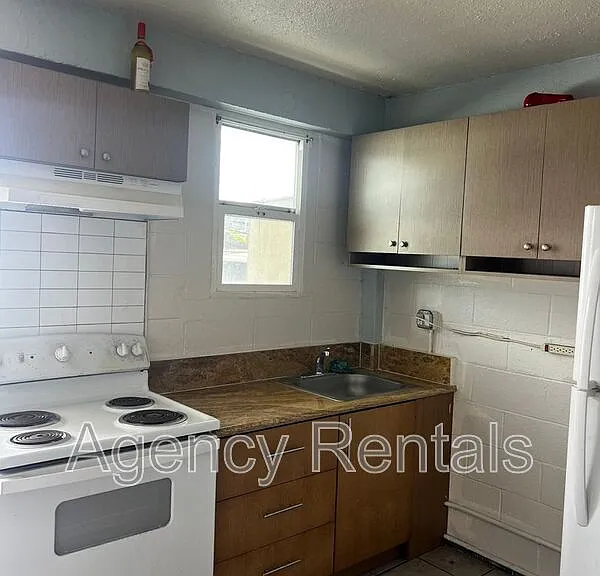 938 Owen St — Photo 11