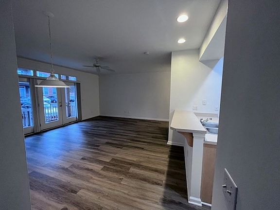4th image of 635-675 Woodbrook Dr #655-203