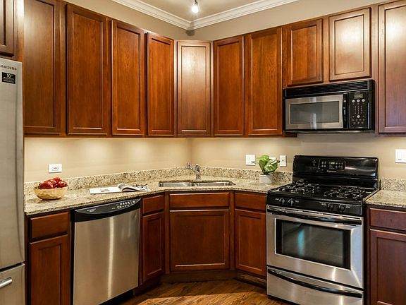 2nd image of 1536 W Cornelia Ave #1
