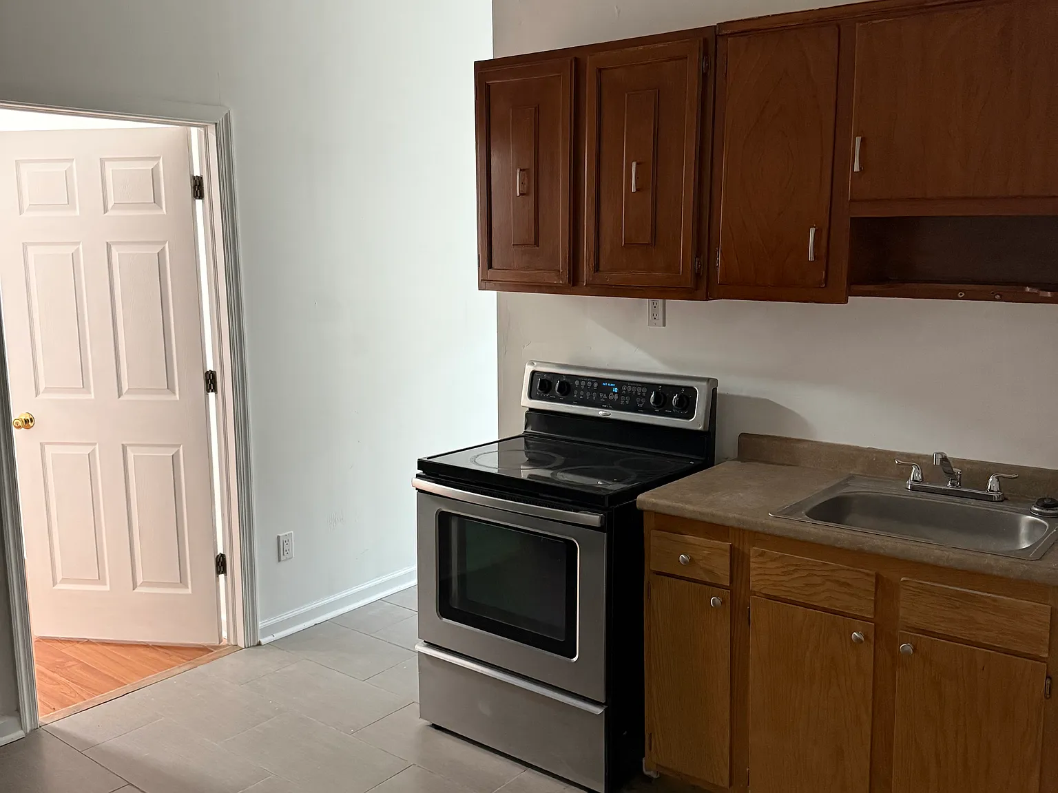 2 bed, 800 sqft, $1,400 — Photo 2
