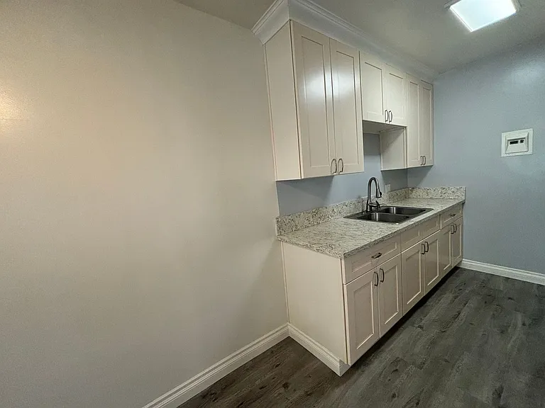 526 E Windsor Rd — Photo 9