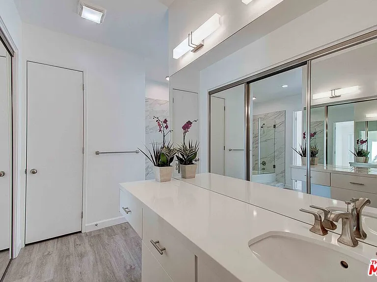 2324 S Beverly Glen Blvd #201 — Photo 20