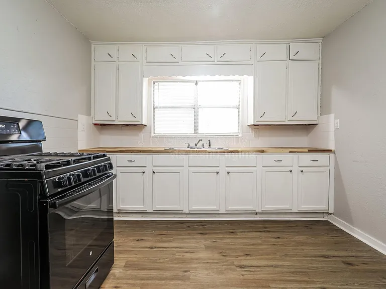 912 Clifton St — Photo 8