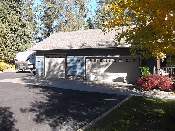 2 car garage w/3rd boat bay 