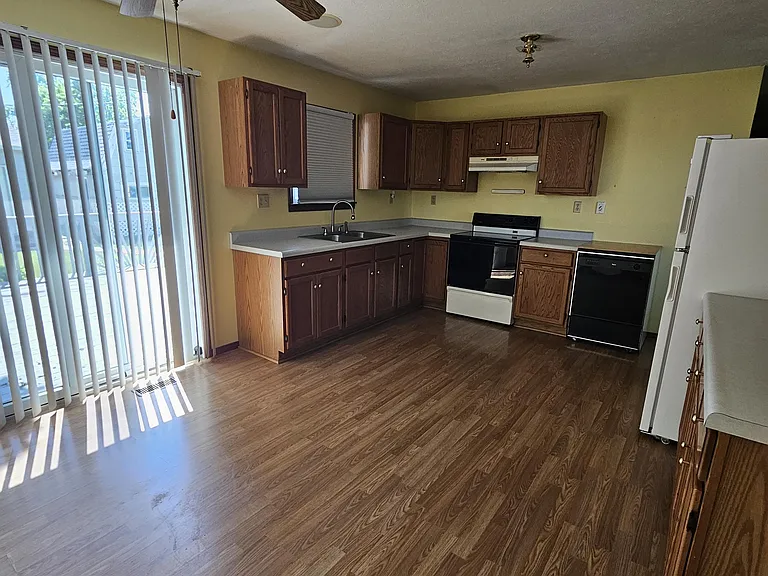 711 N Hemlock St — Photo 10