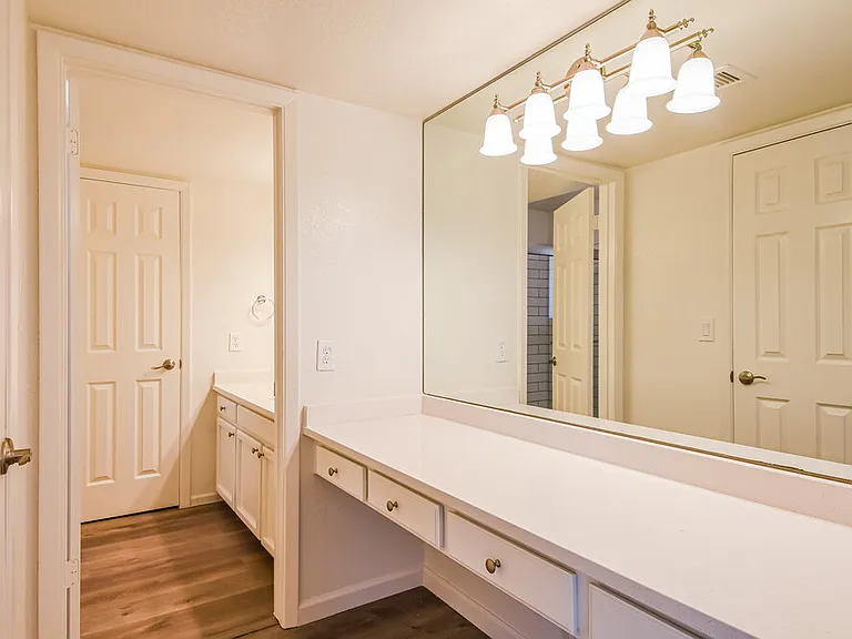 301 E Keogh Dr — Photo 15