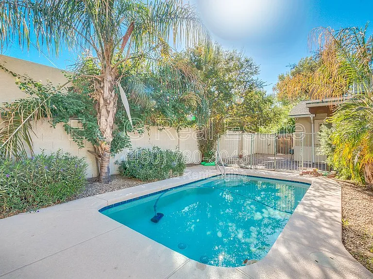 526 E Flynn Ln — Photo 31