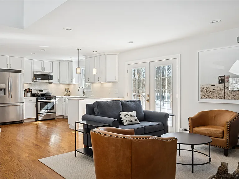 4 Stuart Ct — Photo 4