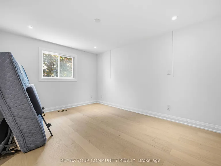 251 Osmond Cres — Photo 24