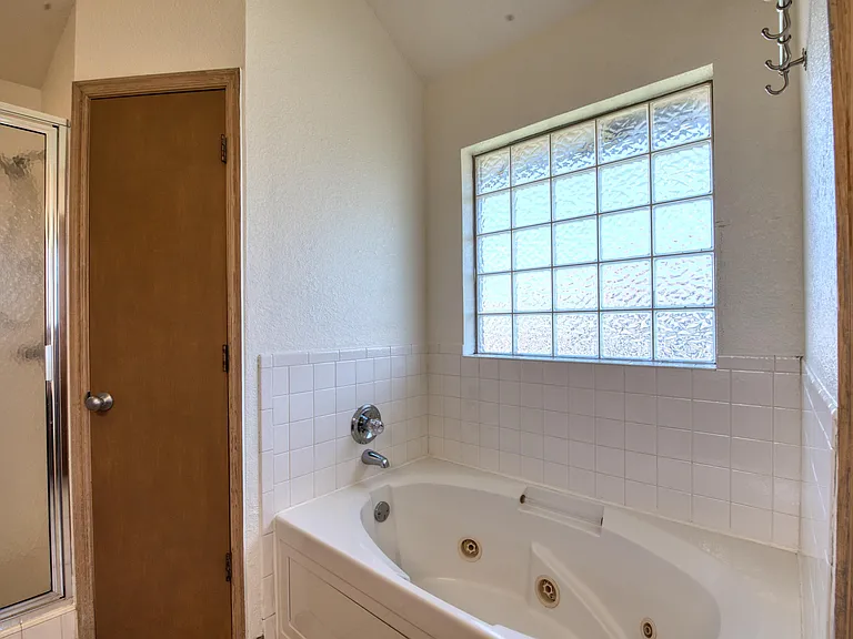 1220 Eastridge Dr — Photo 11