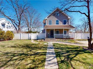 21 Dow St, Central Islip, NY 11722