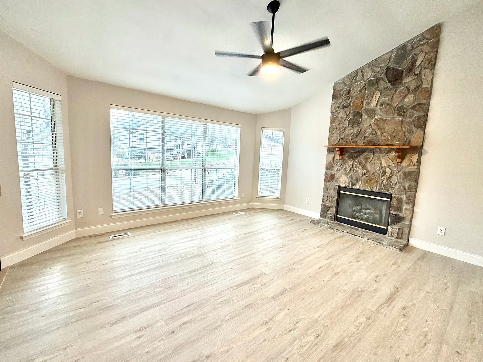 4 bed, 1805 sqft, $2,600 — Photo 2