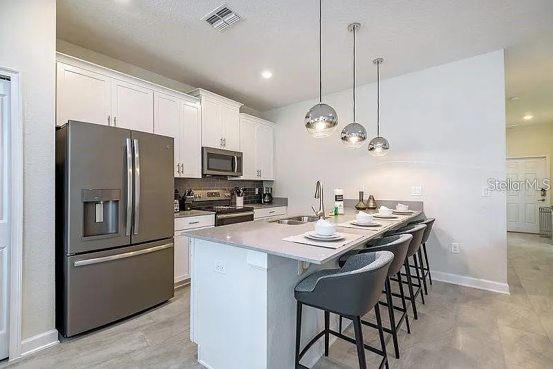 5 bed, 4.0 bath, 2072 sqft, $2,775 — Photo 4
