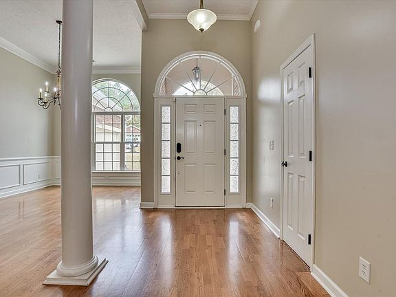4th image of 297 Bainbridge Dr