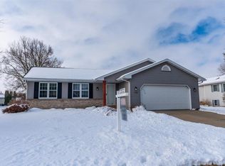 1192 S Perry Pkwy, Oregon, WI 53575