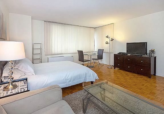 3rd image of 350 W 50th St APT 4X