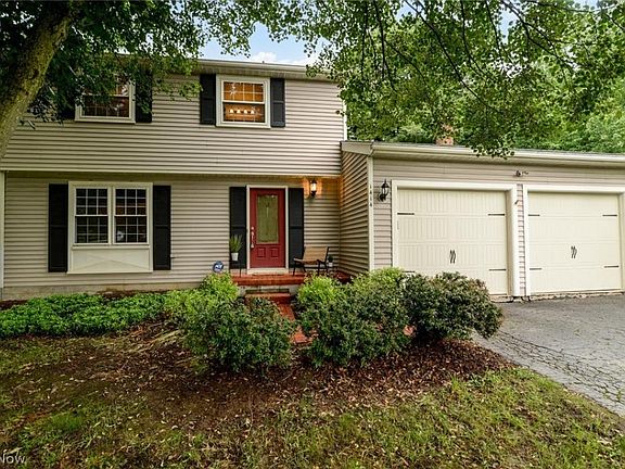 2nd image of 1414 Carriage Hill Dr