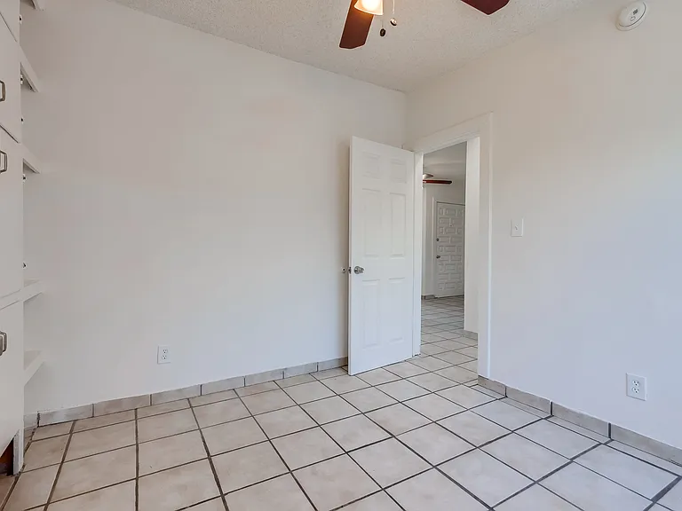 2425-2431 S Ridgeley Dr — Photo 15