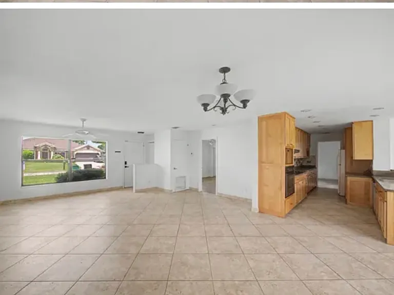 1149 SW Hogan St — Photo 1