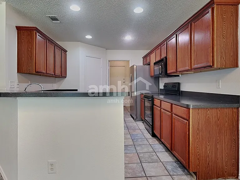818 La Sierra Ct — Photo 3
