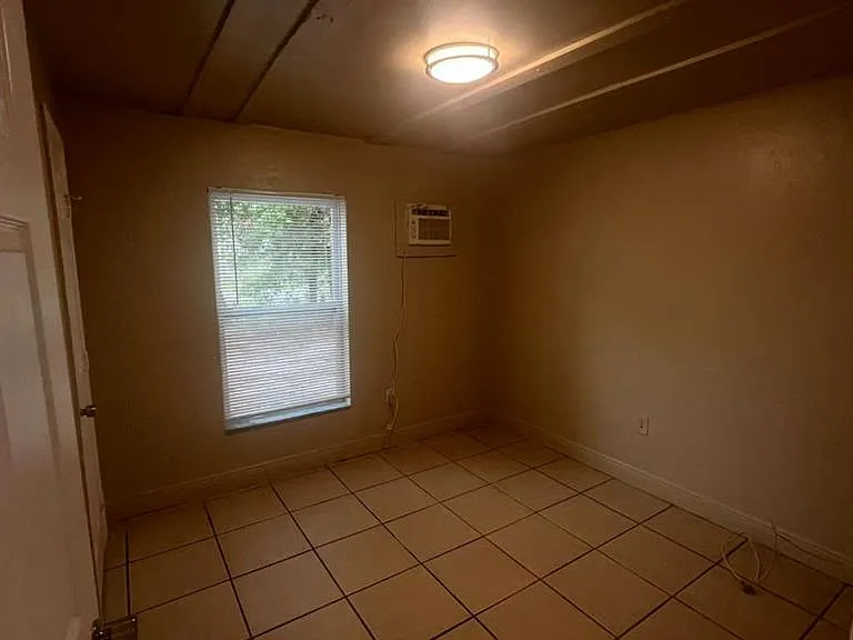 1427 Markland Ave — Photo 4