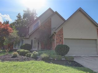 261 Londonderry Ln, Getzville, NY 14068