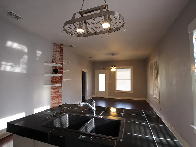 522 W Dobbs St — Photo 7