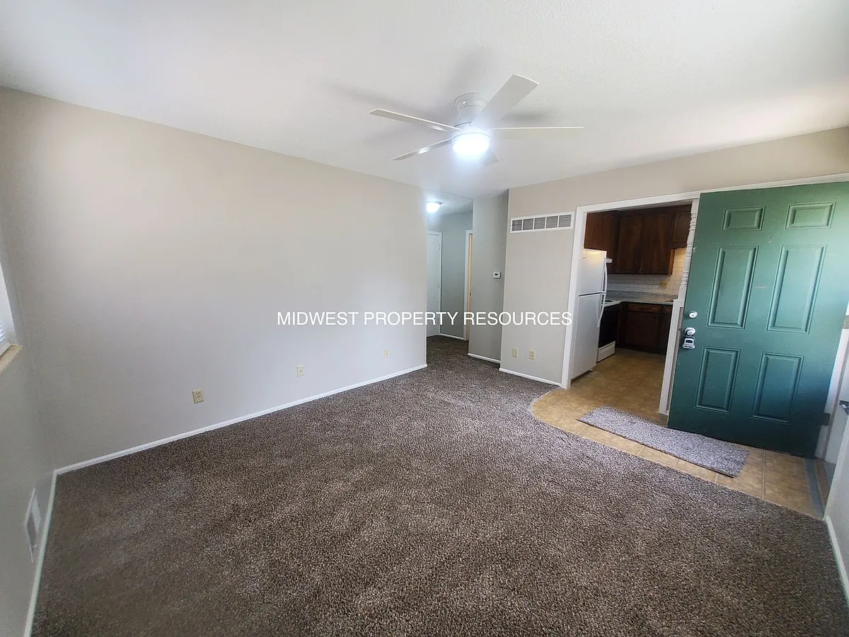 Building Photo - 1401 SE Hillside Dr #A