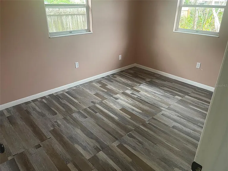 906 Essex Rd — Photo 8
