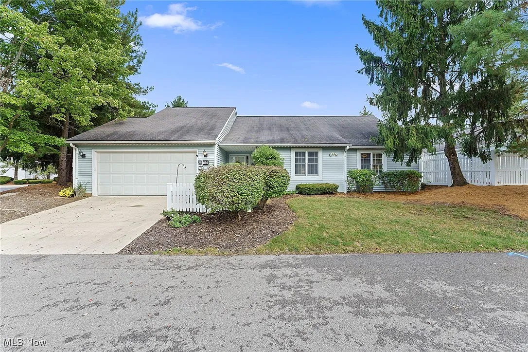 889 Sutton Pl photo 1